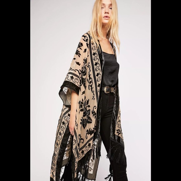 Free size throw shawl/cardigan perfect for fall season - Picture 2 of 2